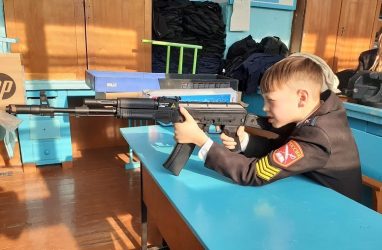 В Приморье провели школьный турнир по стрельбе из лазерного автомата Калашникова