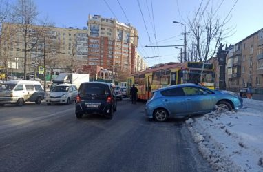 Во Владивостоке пострадал водитель троллейбуса, протаранив четыре машины — фото