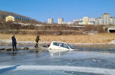 Машина ушла под лёд реликтового озера во Владивостоке