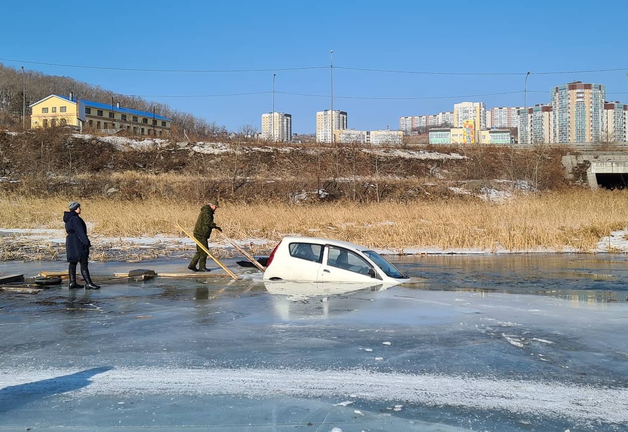 На озерах владивосток. Озеро Владивосток. Оозеро во Владивостоке. Парк озера Владивосток. В Приморском крае машины ушли под лед.