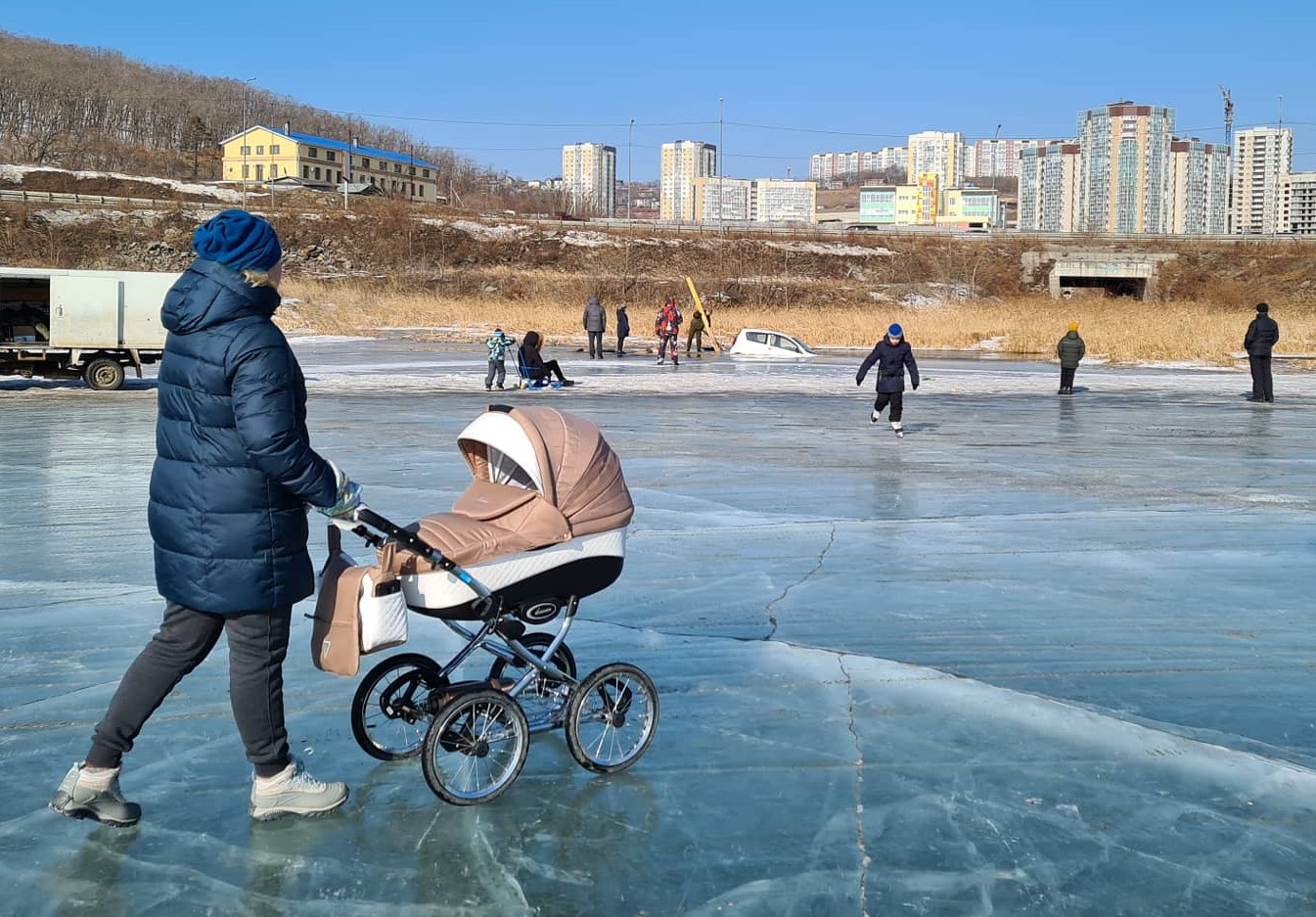 5 февраля 2012 года подледниковое озеро. Машины во льду Владивосток 2021. Ушла под лед. Владивосток во льду. Подледное озеро.