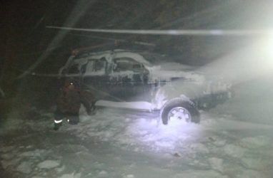 В Приморье двое мужчин попали в снежный «капкан»: им пришли на помощь спасатели