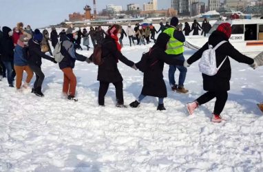 На несанкционированной акции во Владивостоке задержали 26 подростков