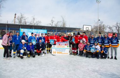 Чемпионы Владивостока по дворовому хоккею получили от мэра денежный сертификат — видео