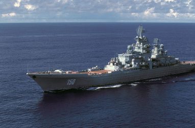 Атомный крейсер «Адмирал Лазарев» отбуксируют в бухту Чажма в Приморье