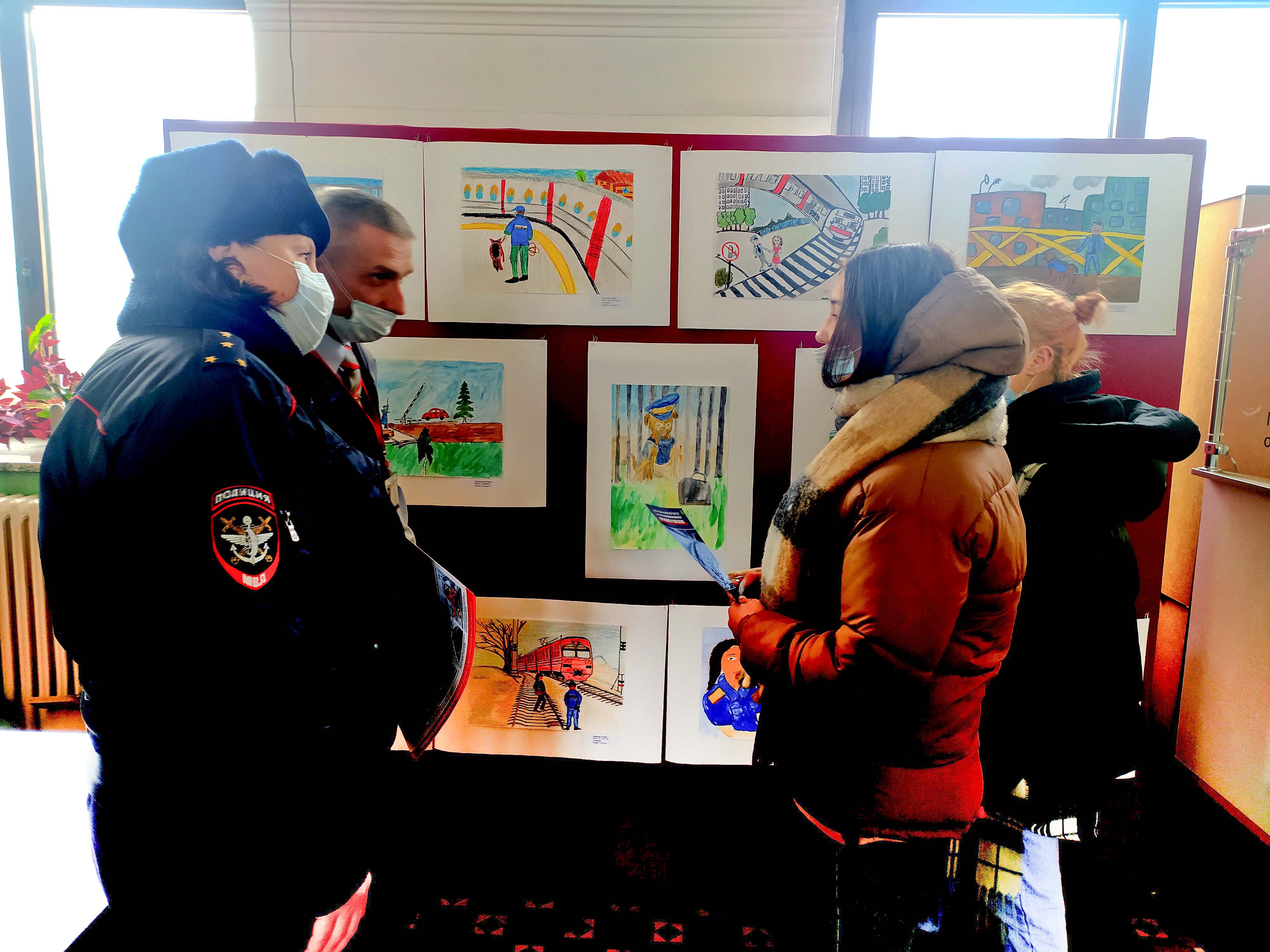 Полицейские организовали на железнодорожном вокзале Владивостока выставку детских рисунков