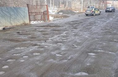 Жильцы новостроек во Владивостоке вынуждены ездить по «убитой» дороге