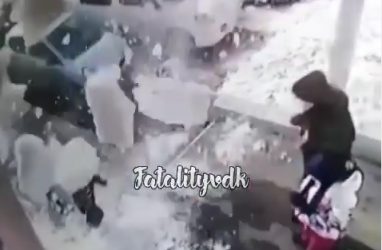 В Приморье кошмарное видео с падением на ребёнка кучи снега со льдом проверяет СК