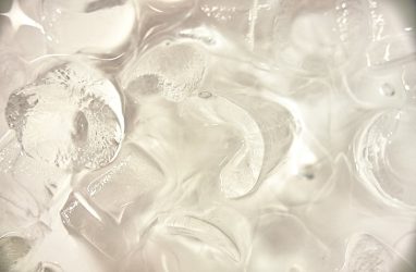 Очередная ледяная глыба манит любителей фото в Приморье