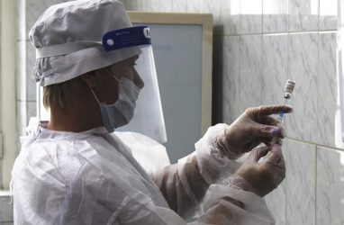 «Никаких неприятных ощущений не было»: мэр российского города — об антиковидной вакцине
