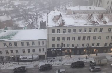 На Владивосток обрушился очередной снегопад: город «стоит» в пробках