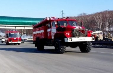 Огнеборцы эвакуировали 18 человек при пожаре в Приморье