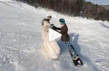 Завораживающий свадебный танец на сноубордах засняли на видео в Приморье