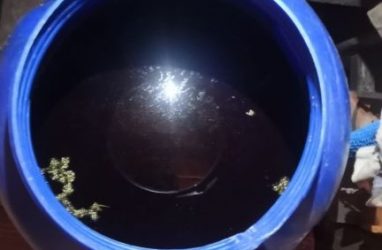 «Такого ещё не было»: 50-литровую бочку с наркотиками изъяли у приморца — фото