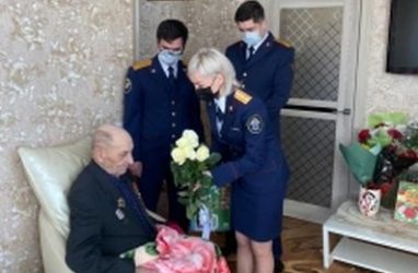 В Приморье следователи поздравили ветерана Великой Отечественной войны со столетним юбилеем