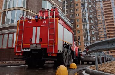 Во Владивостоке пожарная машина не смогла проехать к высотке по запаркованной дороге