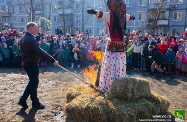 Мэр Владивостока поджёг чучело Масленицы, празднуя вместе с горожанами