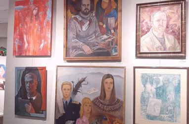 Такого не было уже 23 года: во Владивостоке открылась выставка автопортретов художников — видео