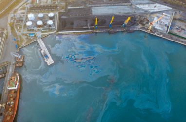 В Находке после разлива нефтепродуктов в море выписали штрафов почти на миллион рублей