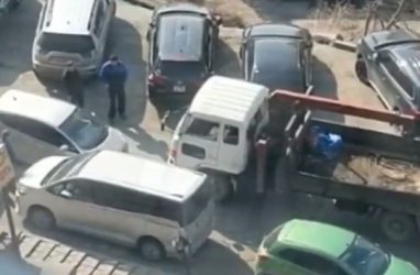 Водитель малолитражки чуть не подрался с эвакуаторщиком во Владивостоке