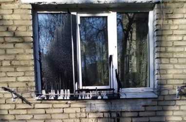 В Приморье пожилому блогеру облили окна квартиры дёгтем