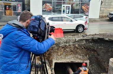Во Владивостоке владелец ларька «обороняется» от тепловиков: он не даёт устранить аварию