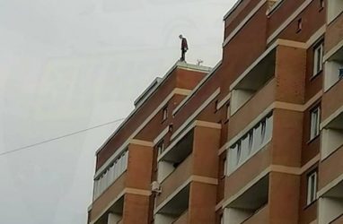 Во Владивостоке дети бегали по крыше 24-этажного дома. Этим заинтересовалась полиция