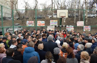 «Будем помогать...»: жители Владивостока обсудили с главой города волнующую стройку на Каспийской