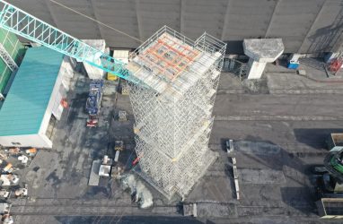 Башню для уникального навеса смонтировали на угольном терминале в Приморье