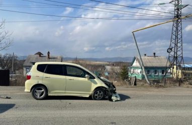 Автомобилистка в Приморье снесла столб, испугалась и убежала