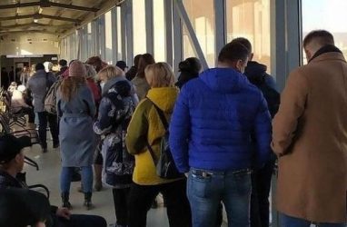 Во Владивостоке пассажиры электричек жалуются на очереди в терминалах
