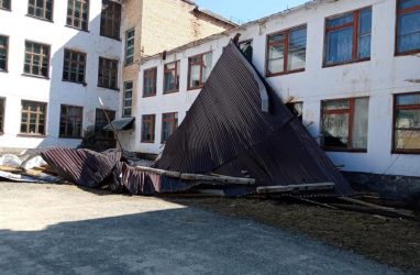 В Приморье ветер сорвал части кровли со зданий школы и поликлиники