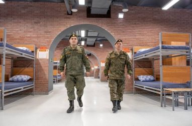 Во Владивостоке ремонтируют казарму в одном из военных городков