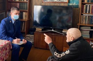Прокуратура проверяет скандальное видео о быте 97-летнего ветерана в Приморье