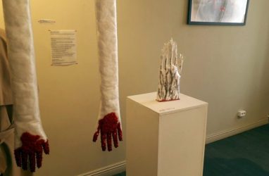 Выставка женщин-художниц «О чём поют русалки» открылась во Владивостоке (18+)