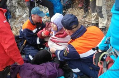В Приморье спасатели сняли с горы пострадавшую туристку