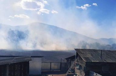 В Приморье огню не дали перекинуться на жилые дома в селе Ракитное