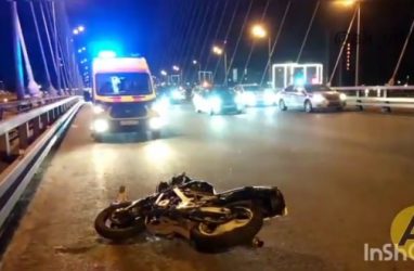 Пьяный мотоциклист во Владивостоке протаранил два авто и попал в больницу