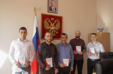 Гражданам Азербайджана, Узбекистана, Таджикистана и Армении вручили российские паспорта во Владивостоке
