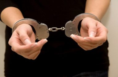 В Приморье 23-летняя буйная рецидивистка покусала полицейского