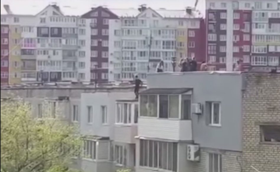 «Вызовите полицию!»: в Приморье заметили группу детей на краю крыши