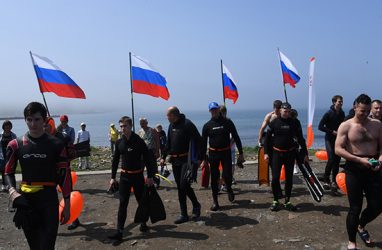 В День России во Владивостоке провели массовый заплыв