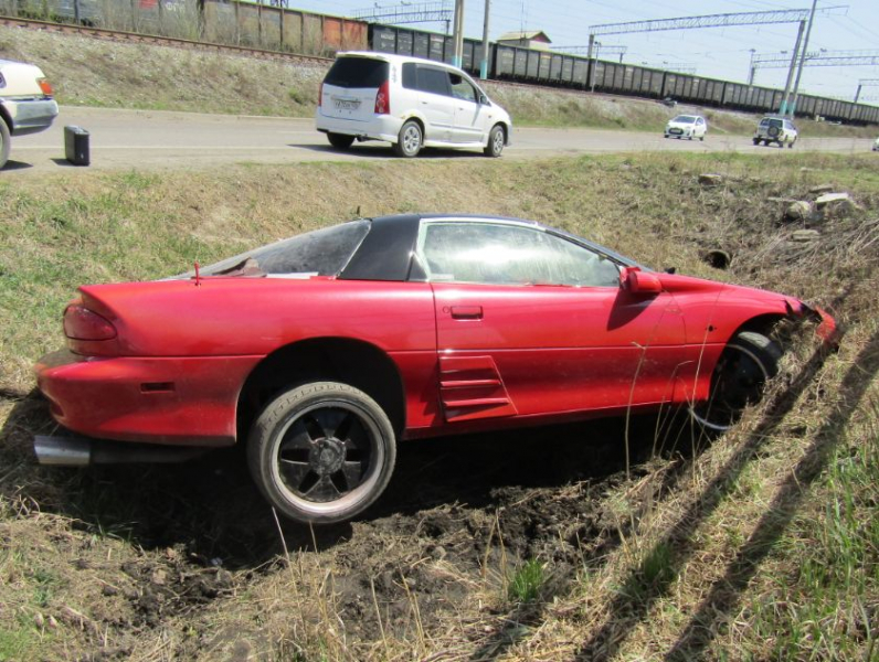 В Приморье работник автосервиса не устоял перед Chevrolet Camaro и угнал его, попав при этом в ДТП