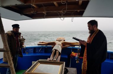 Молитвенный морской Крестный ход провели во Владивостоке