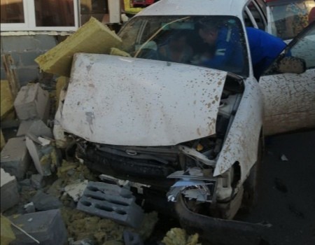 В Приморье пьяная автомобилистка врезалась в здание — фото