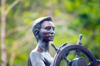 Памятник «Юному моряку» открыли в пригороде Владивостока