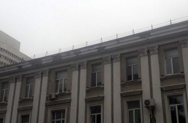 В самом центре Владивостока уже год осыпается Дом художников на фоне ремонта у «соседей»