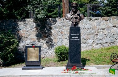 Памятник первому командующему ТОФ Михаилу Викторову открыли во Владивостоке