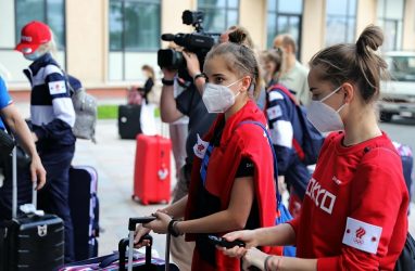 В жарком Владивостоке растопили лёд специально для знаменитых спортсменок