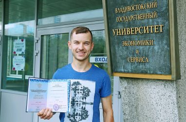 Знаменитый мотогонщик защитил диплом во Владивостоке